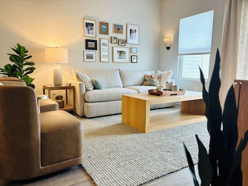 Pet friendly! King bed, smart TVs, mins to beaches from this brand new townhome