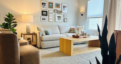 Pet friendly! King bed, smart TVs, mins to beaches from this brand new townhome