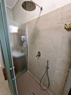 Douche, sèche-cheveux, bidet, serviettes fournies