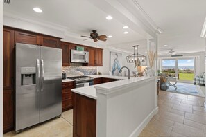 Kylskåp, mikrovågsugn, ugn och spishäll