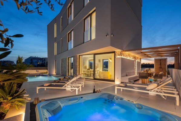 Outdoor pool - Luxury Seafront Villa Noles With Heated Pool, Jacuzzi, EV Near Zadar (Sukosan)