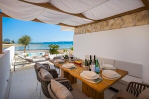 Outdoor dining - Luxury Seafront Villa Noles With Heated Pool, Jacuzzi, EV Near Zadar (Sukosan)