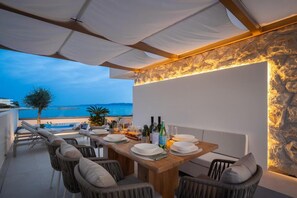 Outdoor dining - Luxury Seafront Villa Noles With Heated Pool, Jacuzzi, EV Near Zadar (Sukosan)