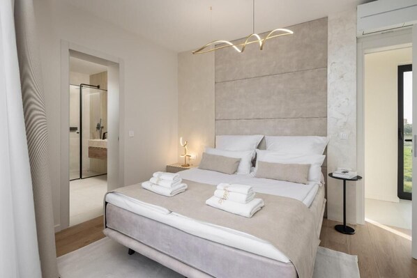 4 bedrooms - Luxury Seafront Villa Noles With Heated Pool, Jacuzzi, EV Near Zadar (Sukosan)