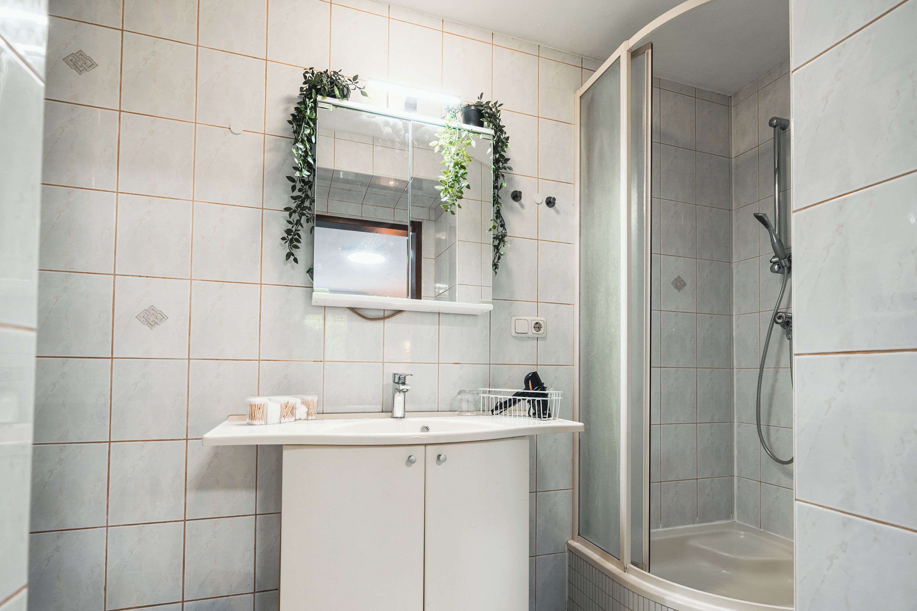 Haartrockner, Handtücher, Seife, Toilettenpapier
