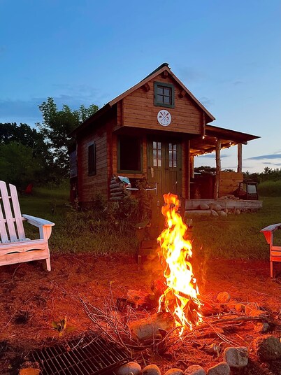 Tiny Oaks Cabin
Cozy and private with sleeping loft, walking distance to lake!