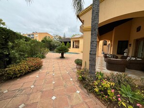 Property grounds - Luxurious 5-bedroom villa with Private Pool, AC in fabulous Marbella center. (Marbella)