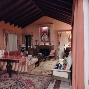 Living area - Luxurious 5-bedroom villa with Private Pool, AC in fabulous Marbella center. (Marbella)