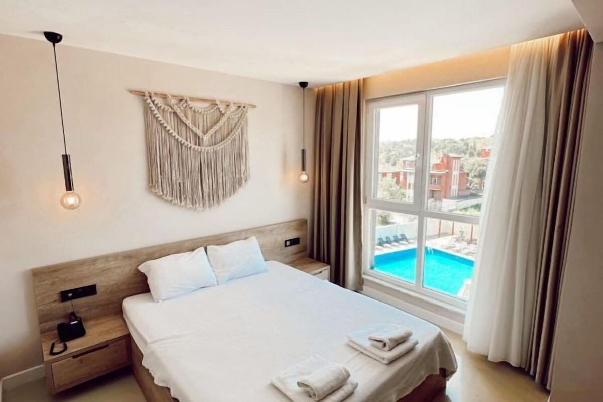 Literie de qualité, couette en duvet, lit avec matelas à plateau-coussin