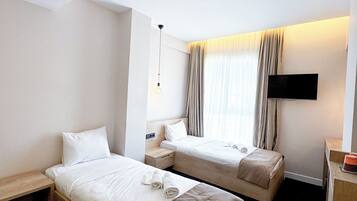 Standard Twin Room | Egyptian cotton sheets, premium bedding, down comforters, pillowtop beds