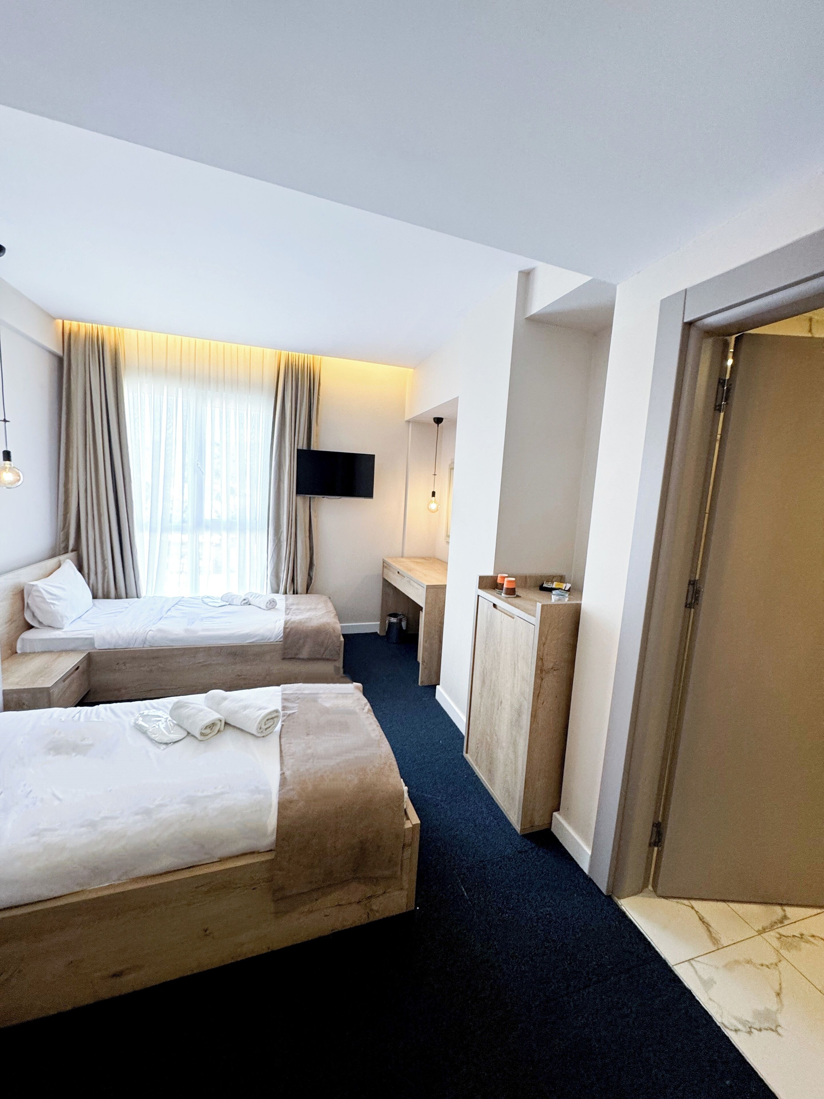 标准双床房 | 高档床上用品、羽绒被、加厚床垫、客房内保险箱