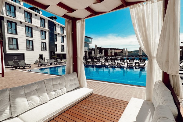 Seasonal outdoor pool, open 9:00 AM to 7:00 PM, free cabanas