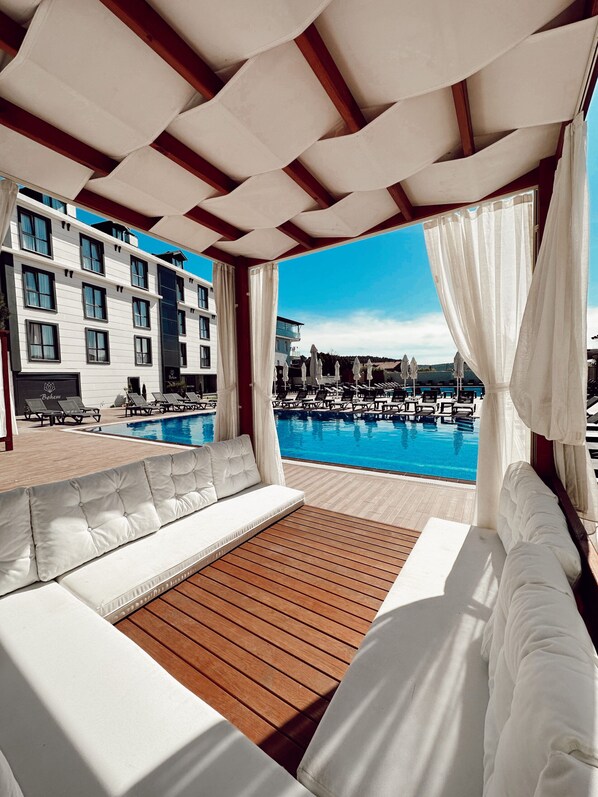 Seasonal outdoor pool, open 9:00 AM to 7:00 PM, free cabanas - Bohem Hotel (Beykoz)
