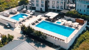 Un edificio grande con piscina y zona de estar al aire libre.