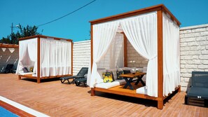 Piscine extérieure (ouverte en saison), cabanons gratuits