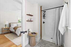 3 makuuhuonetta, työpöytä, silitysrauta/-lauta, vauvan matkasänky