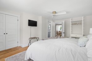 3 bedrooms, desk, iron/ironing board, travel crib