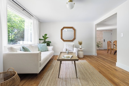 Een smart-tv. Luxury King Suite, 125-yr historic home, 2 blocks from Main St. Crib included