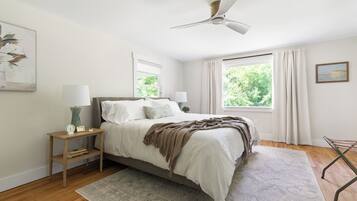 3 bedrooms, desk, iron/ironing board, travel crib