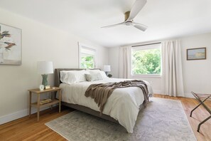 3 chambres, bureau, fer et planche à repasser, lit parapluie