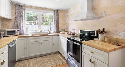 Luxury King Suite, 125-yr old historic home, 2 blocks from Main St.