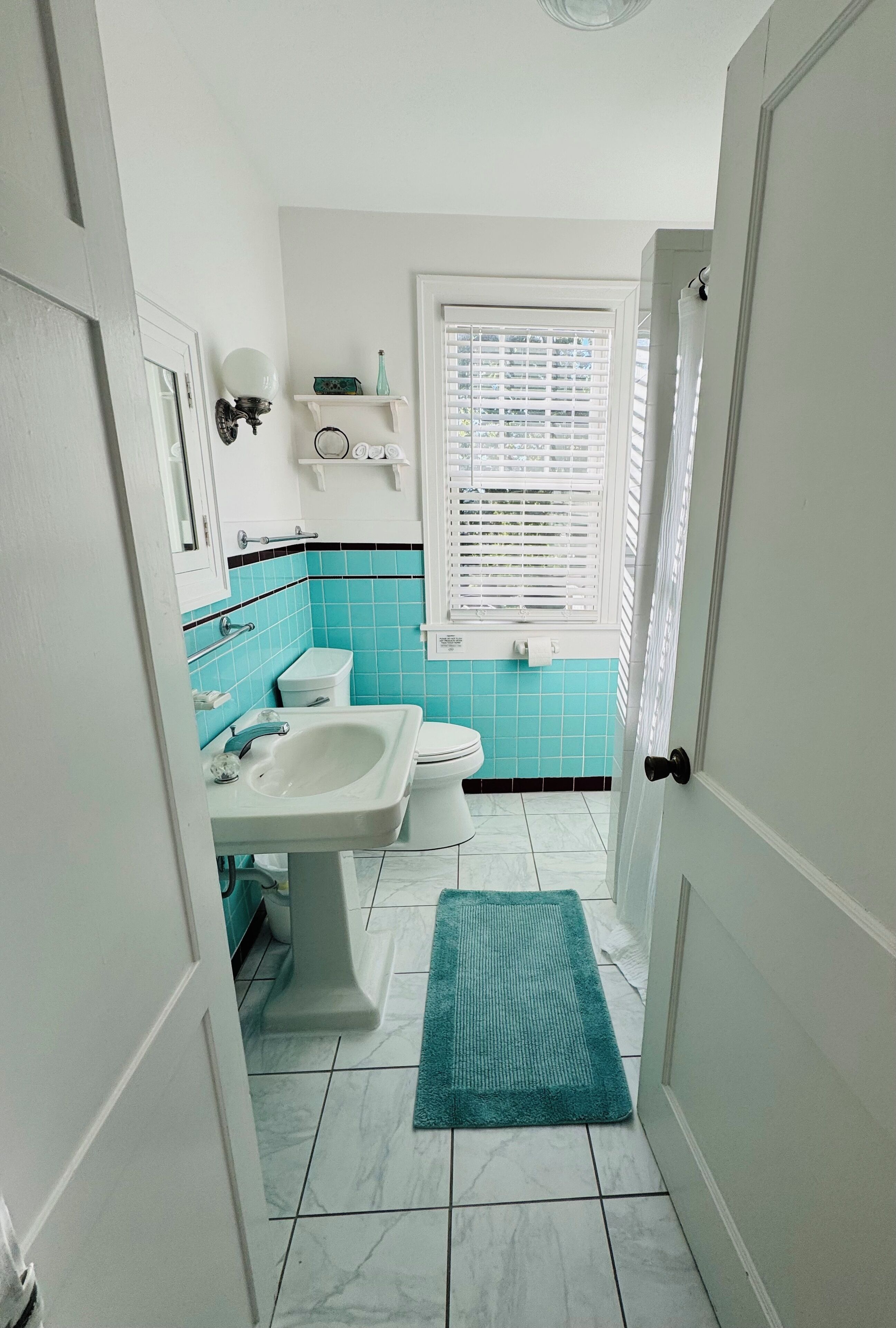 مجففات شعر، مناشف، صابون، ورق حمّام