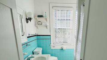 Secador de pelo, toallas, jabón y papel higiénico