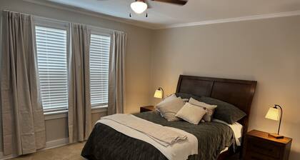 Built in 1890 in Arkansas City - 4 BR w/ extra sleeping areas, cots w/ HVAC