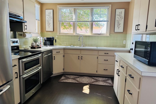 Een koelkast, een microgolfoven, een oven, een kookplaat