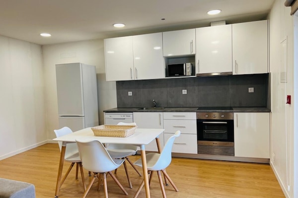 Deluxe Studio | Private kitchen | Mini-fridge, microwave, oven, stovetop