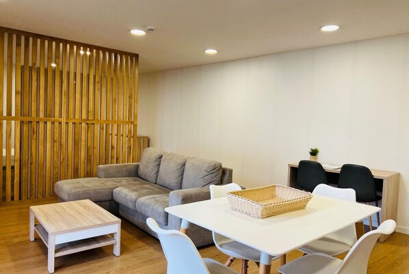 Deluxe Studio | Living area | 45-inch LED TV with cable channels - MiCasa Studios (Coimbra)