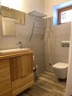 Apartment, 2 Bedrooms, Mountain View | Bathroom