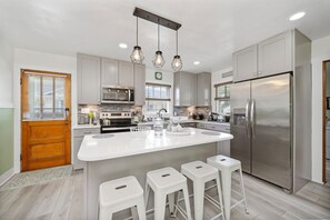 Een koelkast, een microgolfoven, een oven, een kookplaat