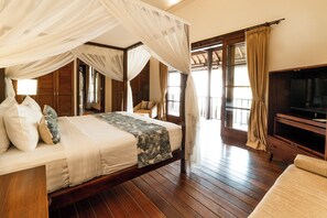 3 bedrooms, in-room safe, iron/ironing board, internet