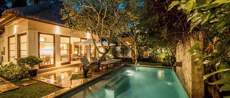 Una piscina al aire libre