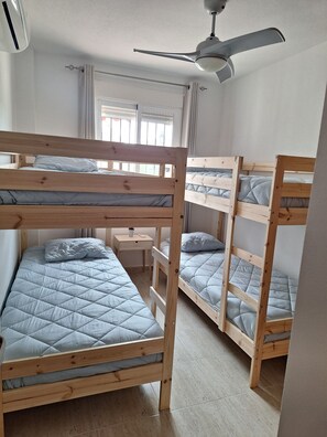 2 chambres, fer et planche à repasser, Wi-Fi, draps fournis