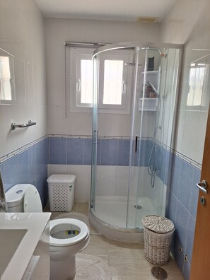Shower, hair dryer, towels - House with private pool (MC)