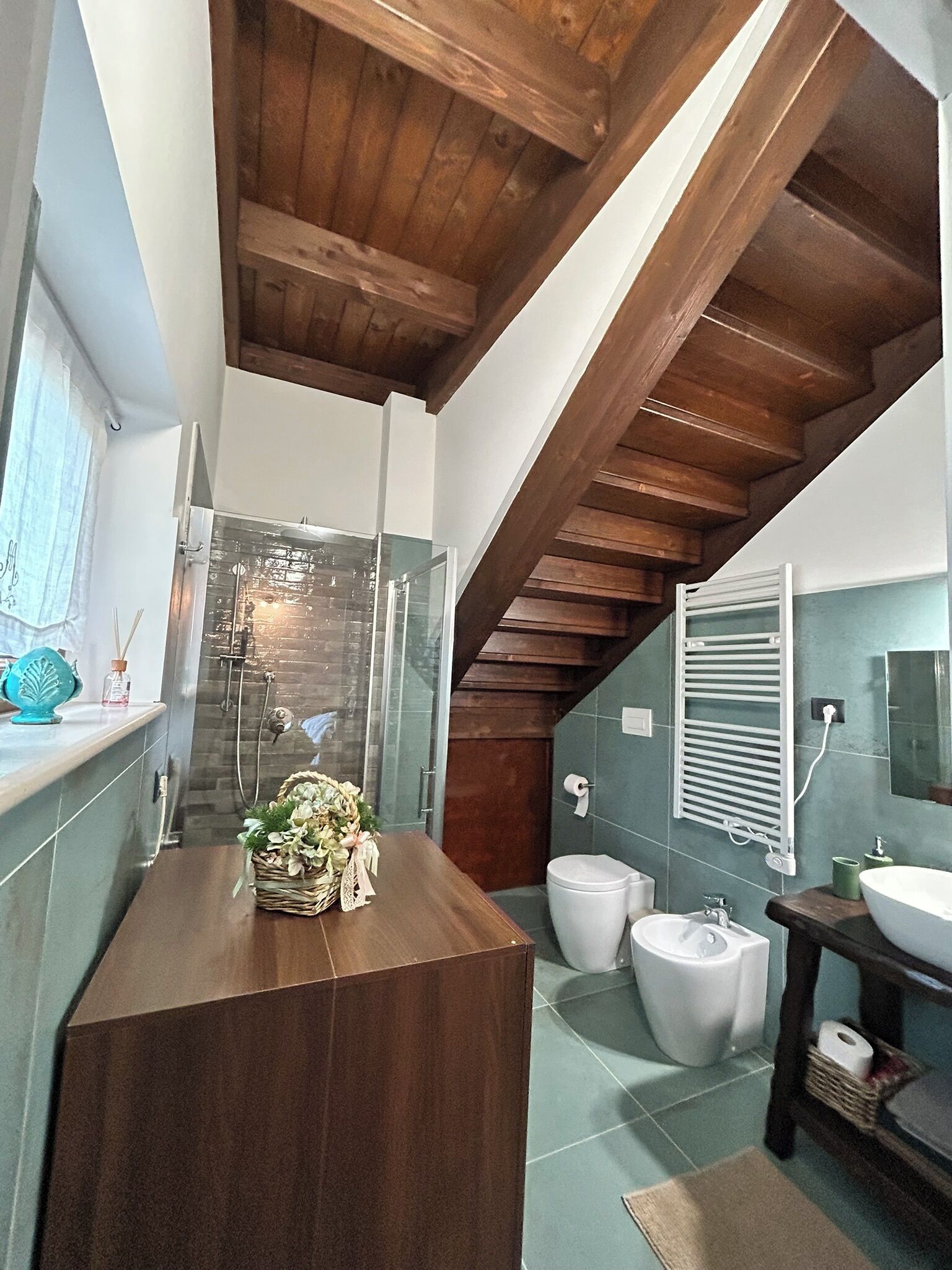 Douche, sèche-cheveux, bidet, serviettes fournies