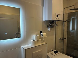 ヘアドライヤー、タオル、石鹸、トイレットペーパー