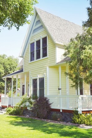 Exterior - Relaxing Home W/HUGE Yard & Firepit! (Junction)