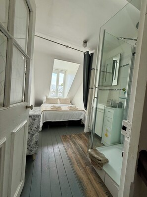 1 habitación, tabla de planchar con plancha, wifi y ropa de cama 