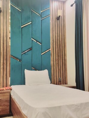 Deluxe Double Room | Soundproofing, iron/ironing board, free WiFi