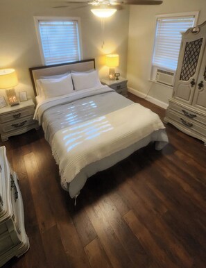 2 chambres, coffre-fort, fer et planche à repasser