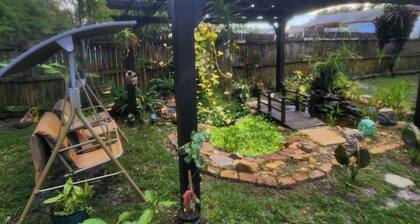 Eclectic Bungalow, Charming 2-bdrm house in superb Fort Lauderdale with Pool