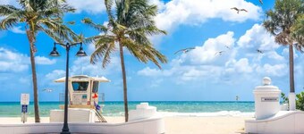 Eclectic Bungalow, Charming 2-bdrm house in superb Fort Lauderdale with Pool