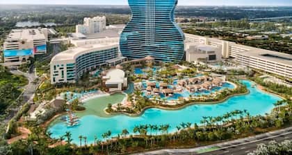 Eclectic Bungalow, Charming 2-bdrm house in superb Fort Lauderdale with Pool