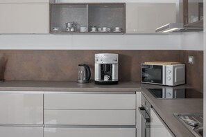 Réfrigérateur, micro-ondes, four, plaque de cuisson