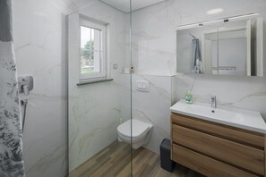 Douche, séchoir à cheveux, serviettes fournies