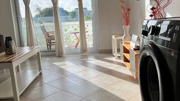 Basic-Doppelzimmer, Poolblick | Wohnbereich