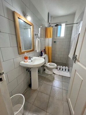 Chambre de base double, vue sur la piscine | Salle de bain | Pantoufles